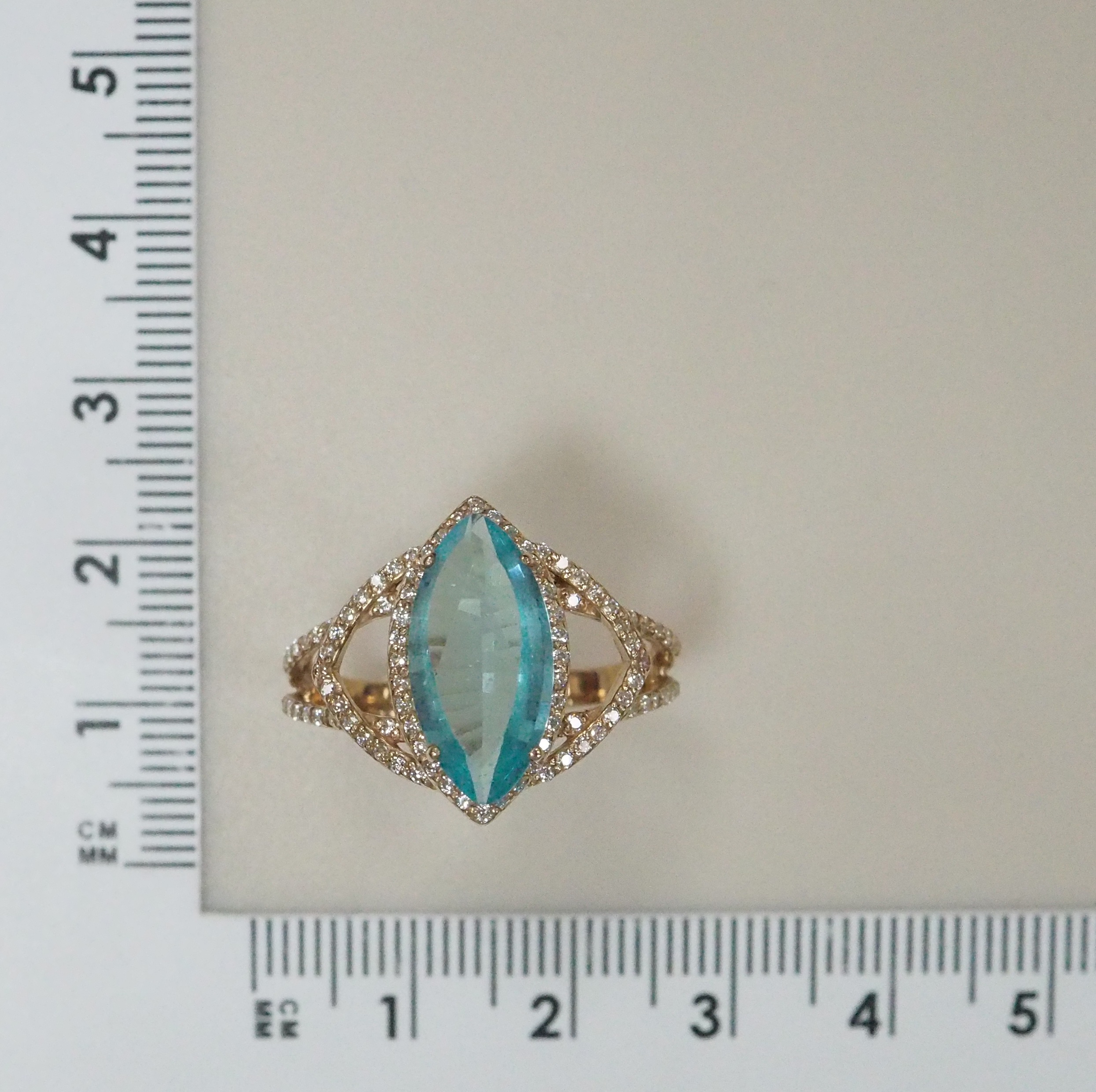 Серебряное кольцо 925 пробы; вставки 1 Кварц цветом топаз, фианит бесцв.;